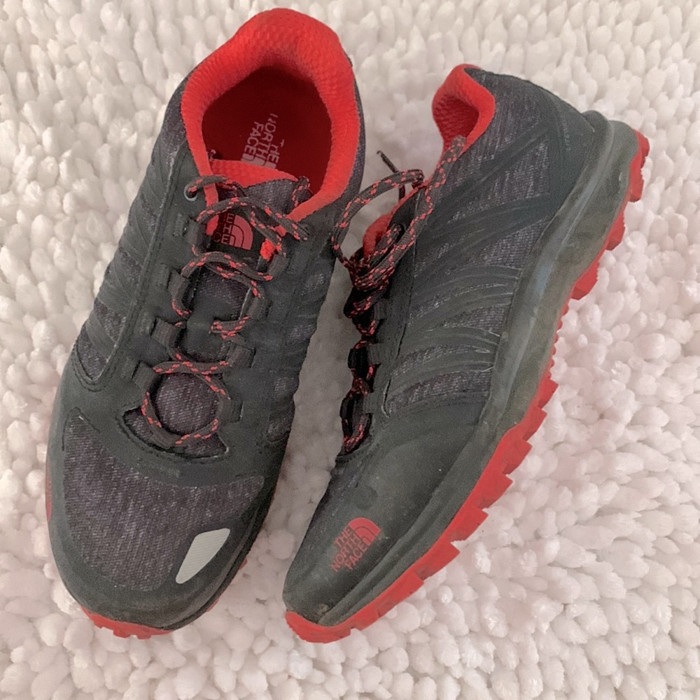The north face hiking shoe runner size 7.5